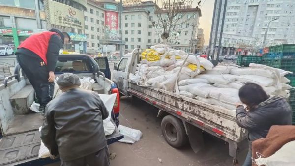 新春慰问送温暖情系低保老人(纪实三)介休市敬老协会新春访贫慰问活动向全市346位低保老人每人赠送20斤精粉10斤大米