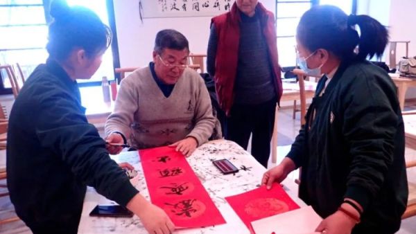 介休市五名书法爱好者走进祥瑞源老年公寓为老年人写春联送万福为老年公寓带去一份温馨送去一份关怀