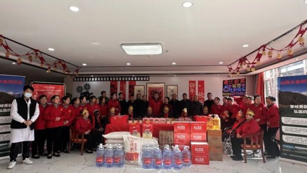 新春慰问暖人心山西巨鹏鑫集团走进比家美给比家美老人们送上了米面油和矿泉水这些物资