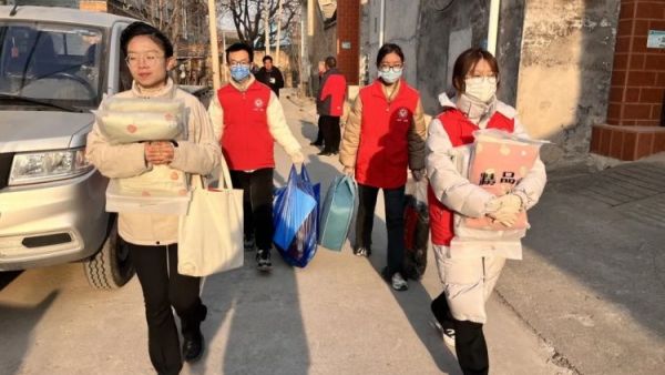 运城市盐湖区第一时间志愿者协会组织了困境儿童辅导、困难群众慰问及志愿服务宣传三项寒假大学生返家乡社会实践活动