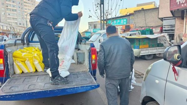 新春慰问送温暖情系低保老人(纪实六)介休市敬老协会新春访贫慰问活动向全市346位低保老人每人赠送20斤精粉10斤大米