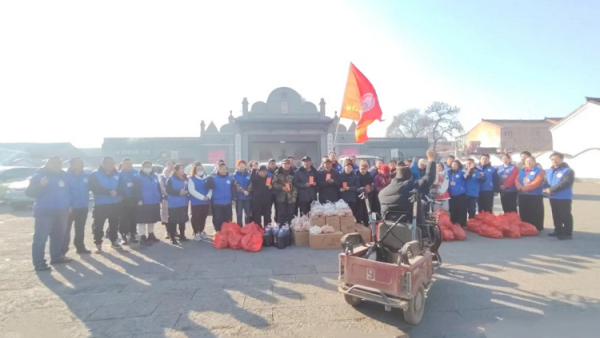 长治市小雨点公益志愿者协会思源分会寒冬送暖·情系孤寡慰问活动给40家孤寡老人送去过春节食品及50元红包价值300多元的节日问候和关怀