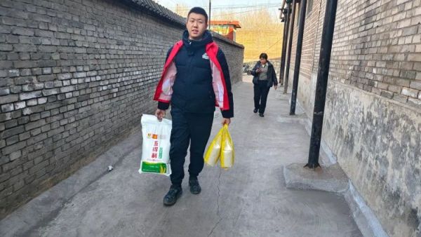 新春慰问送温暖情系低保老人（纪实八）介休市敬老协会新春访贫慰问活动向全市346位低保老人每人赠送20斤精粉10斤大米