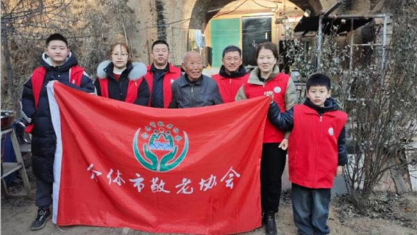 介休市敬老协会走进绵山镇常乐村入户特困老人乔玉琪家中为老人料理家务为老人包饺子