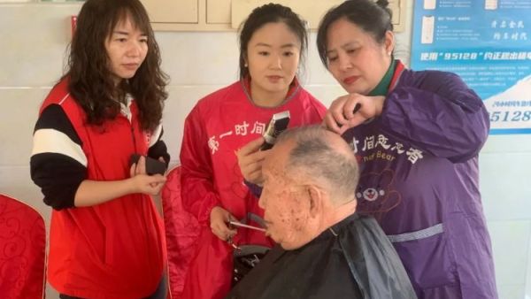 新春敬老暖心志愿----为让老人们过好春节盐湖区第一时间志愿者协会开展了形式丰富多彩的暖心敬老活动