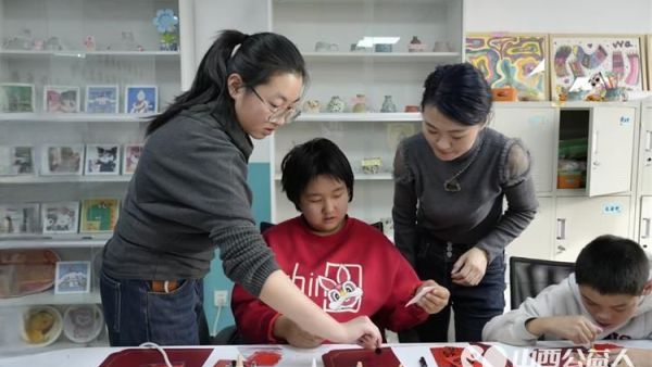 太原华盛天传媒的志愿者来到太原市灵星社区服务中心给孤独症孩子们上了一堂手工课并品尝到了新鲜可口的糖葫芦