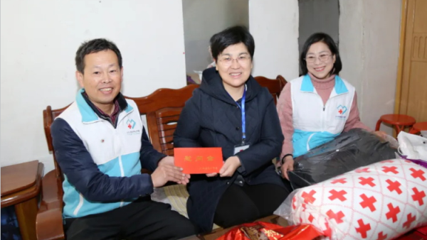 爱的关怀双向奔赴----省红十字会领导带队慰问“三献”志愿者和困难群众送上春节礼物