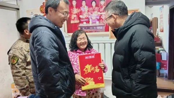 忻府区新建路街道办事处退役军人服务站站长沙健龙岗社区主任贾泽栋带领社区工作人员小年温暖送到家慰问退役军人家庭