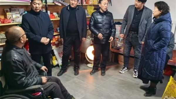 忻州市新的社会阶层人士联谊会开展春节送温暖活动为困难群众送上慰问金送上米面油等慰问品