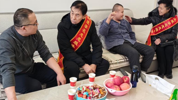 太原学花志愿服务中心对生活困难的志愿者全国劳模王收秋，全国劳模董林，中国好人陈银娃进行了慰问