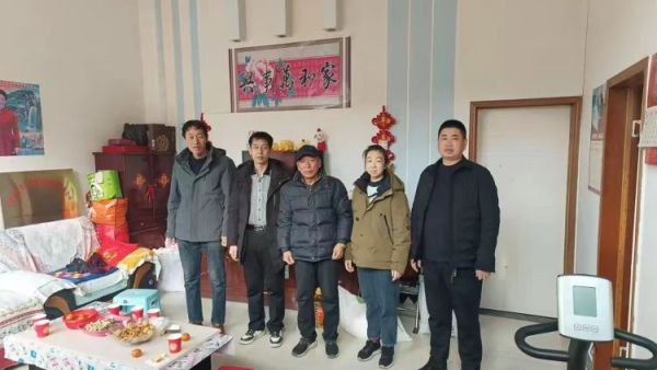 上党区义工协会党支部慰问老党员送去党组织的关怀和关爱收集老党员们对义工协会建设的意见建议代表义工协会为他们送上了慰问品