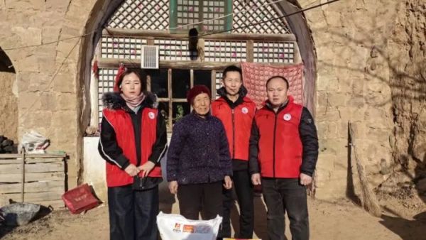 兴县同城爱心公益协会开展冬日暖阳慰问活动慰问两户困难家庭给他们送去大米白面黄油莜面等生活用品