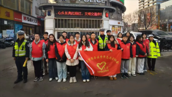 志愿同行共筑新春温暖出行路 吕梁市离石区青年志愿者协会配合市交警支队组织了志愿者队伍投身于交通文明引导与劝导的志愿服务之中