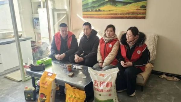 兴县同城爱心公益协会党支部开展协会老党员慰问活动为他们送去白面大米黄油莜面等慰问品