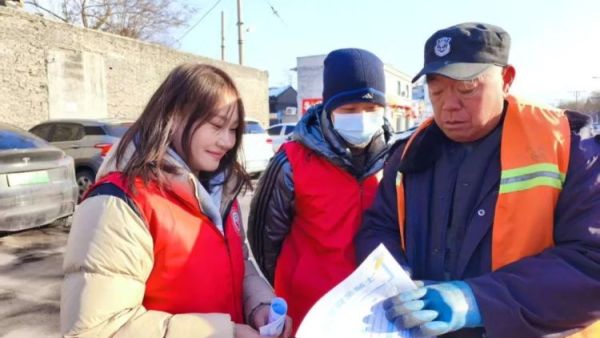 介休市彦博路社区志愿者协会组织志愿者宣讲安全知识让安全行为成为习惯