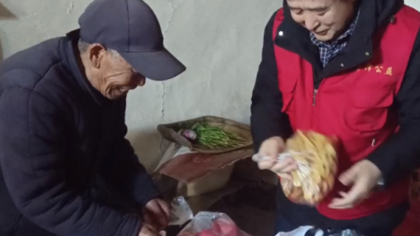 我的除夕是这样过的--长治市优秀志愿者崔新宏携学生志愿者王科欣和张浩涵除夕一起为孤寡老人贴春联送年货
