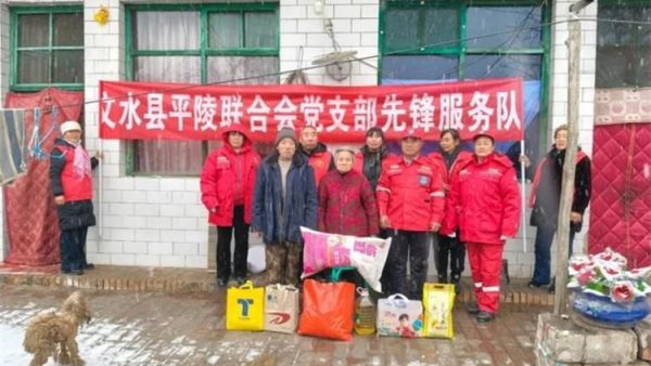 迎新春送温暖 正能量山西文水县平陵志愿者联合会组织志愿者前往孝义镇马村为当地的残疾和贫困家庭送去节日的关怀与温暖