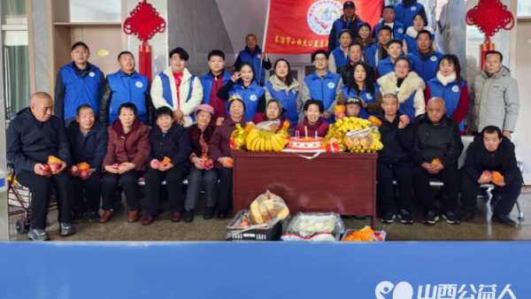 长治市小雨点公益志愿者协会思源分会来到了潞州区黄碾镇故南敬老院带着礼品，和生活在那里的老人共同度过一个欢乐祥和的蛇年春节