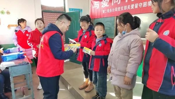 长治市善泽留守困境儿童救助协会志愿者杨斌与郭海琴走进山区组织夏令营冬令营让孩子们在欢乐中学习在体验中成长