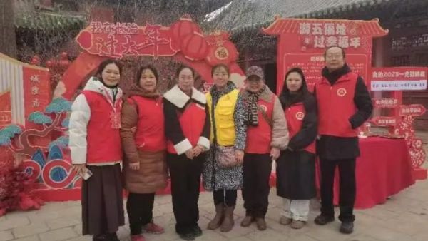 长治市文保志愿者服务中心组织文保义工参加长治市城隍庙春节义务讲解活动得到了全国各地游客的赞扬
