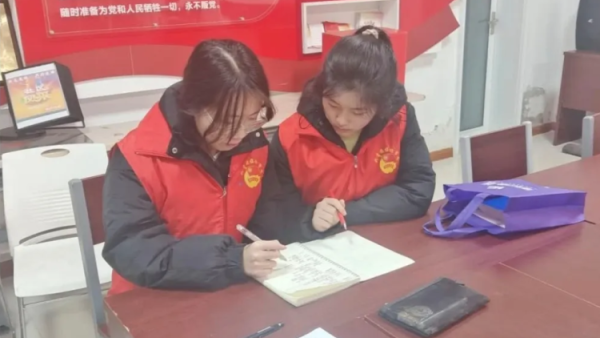 青苗牵手学路无忧----临汾市护苗爱心志愿服务队寒假组织临汾市大学生志愿者在新兴社区公益课堂帮助孩子们学习