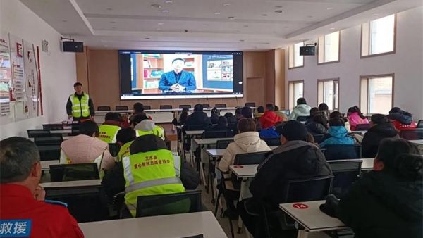 文水县爱心帮扶志愿者协会举办公益活动发放由北京启爱公益基金提供的15600元的助学金协会为13名困境儿童送出爱心文具盒传递对困境儿童的关爱