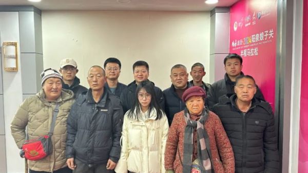 为学生成长注入温暖力量 阳泉市义工联常务副会长爱心资助人李凯邀请他长期资助的4位学生在平定团县委开展座谈发放助学红包8000元