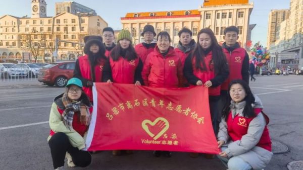 志愿微光温暖蛇年春节出行路 吕梁市离石区青年志愿者协会组织志愿者在热闹商业圈投身到交通劝导服务当中