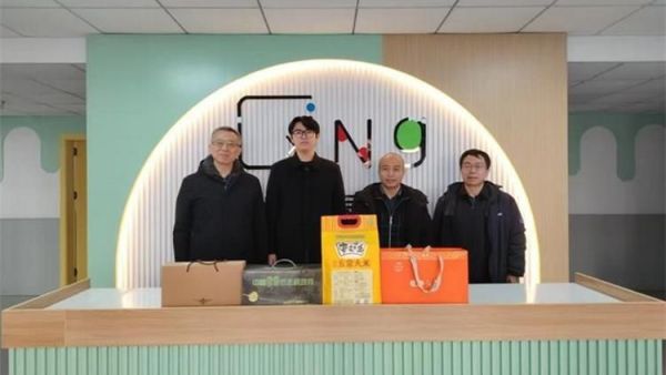 感谢博雅培文晋中实验学校的马岳鹏同学在春节假期带着礼物走进太原市灵星孤独症康复中心