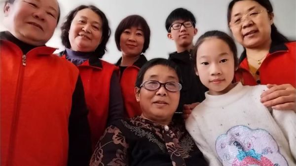 阳泉市义工联合会志愿者去平定县水磨湾服务生活困难的张翠兰大姐