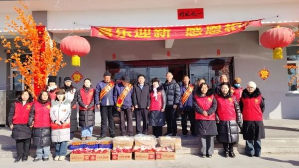 敬老爱老献爱心温情满满元宵节 正能量公益山西五台县西米社区志愿服务队组织了元宵节送温暖活动齐聚东冶怡康老年养护院与老人们共庆元宵佳节