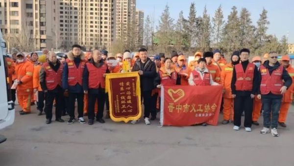 情系户外劳动者.元宵佳节送温暖---晋中市义工协会开展关爱户外作业人员志愿服务活动