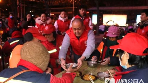 传统佳节正月十五 盐湖区第一时间志愿者协会志愿者与环卫工共庆元宵节为环卫工人送上热气腾腾的汤圆