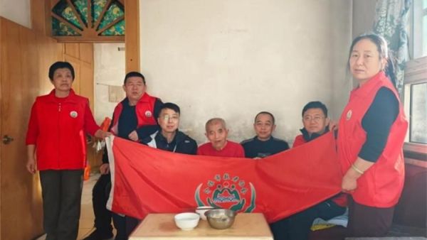 介休市敬老协会敬老爱老助老活动走进连福镇船窟村特困86岁老人胡康明的家中打扫卫生为老人包羊肉馅饺子