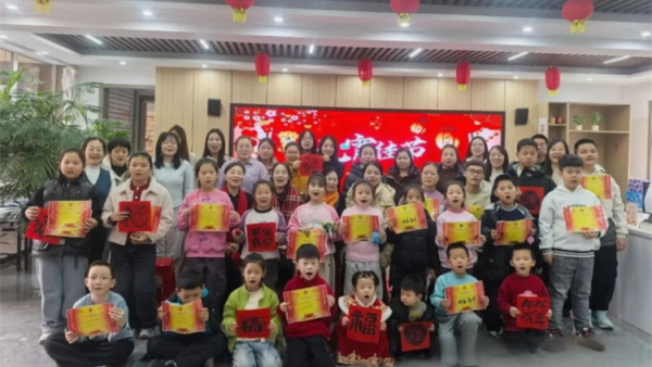 五社联动共筑元宵温暖梦 吕梁市离石区青年志愿者协会携手尉汾路社区精心开展了一场意义非凡的元宵节活动