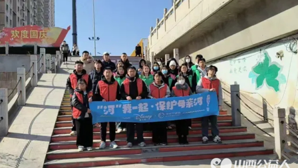 守护文峪河共筑绿色家园 文水县爱心帮扶志愿者协会组织众多志愿者参与身穿马甲手持钳子垃圾袋等工具沿着文峪河河岸仔细清理塑料袋饮料瓶等白色垃圾