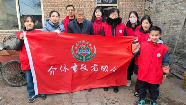 介休市敬老协会志愿者走进连福镇邬城店村入户83岁特困老人原培玉家中为老人包饺子、打扫室内外卫生