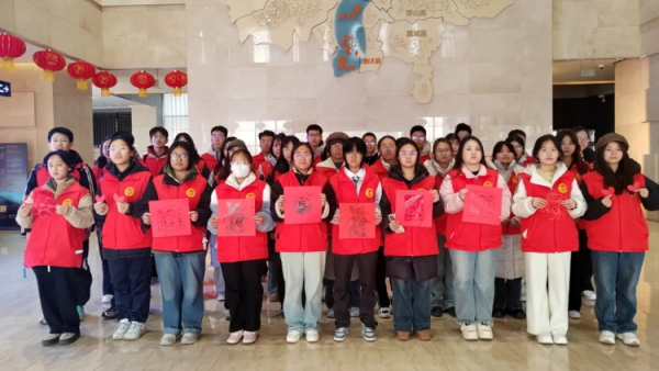 临汾学子看家乡 临汾市护苗爱心志愿服务队组织50余名大学生和高中生志愿者踏入市规划展览馆探访临汾的前世今生争当家乡代言人