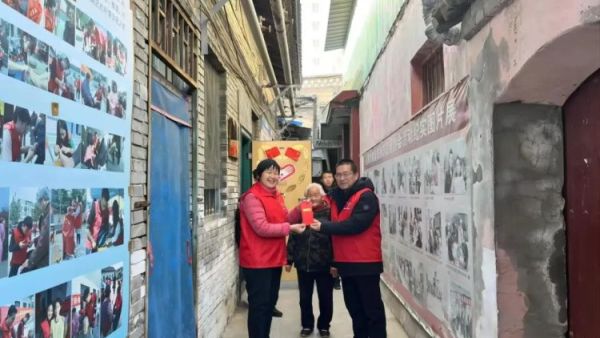 运城市的梁香草18年间为助老投入58万元创立敬老志愿者协会服务困难老人经致敬行善者项目离石区青年志愿者协会推荐建辉慈善基金会将她评为致敬人物