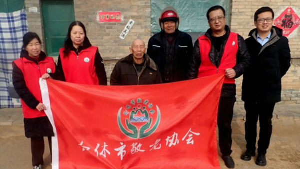 介休市敬老协会敬老爱老助老活动由义棠镇李主任带领协会志愿者走进义棠镇圪塔头村入户83岁特困老人庞海生家中