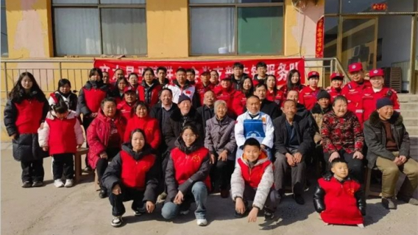正能量山西文水县平陵志愿者联合会走进了凤城镇的困难人口安置点为这里的居民送去了冬日的温暖与新春的祝福