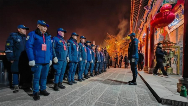蓝天护航民俗盛会匠心值守万家灯火 吕梁蓝天救援队在离石凤山天贞观庙会保障侧记