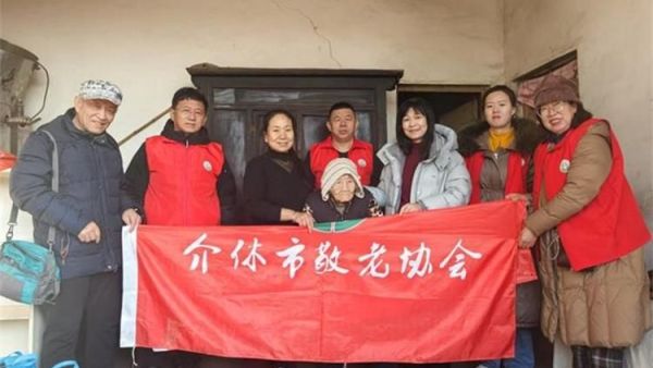 介休市敬老协会孝善行活动在义棠镇小宋曲村入户93岁特困老人温玉香家中志愿者为老人打扫室内卫生、包饺子