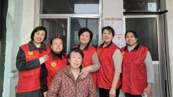 阳泉市义工联合会志愿者服务平定县贵石沟村张英大姐聊天包饺子幸福在这一刻