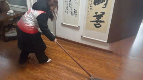 春日志愿行正能量满盈 大学生走进长治市正能量书画研究院协助工作人员整理书画作品