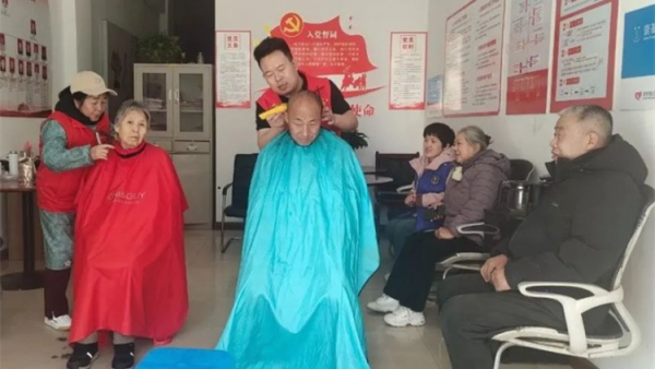 爱心义剪暖春阳五社联动传温情 吕梁市离石区青年志愿者协会联合尉汾路社区为社区老人们义务理发