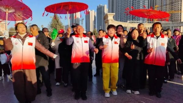 正能量秧歌传佳话舞动离石展风采 正能量山西离石讲文明志愿者协会开展秧歌展演为市民呈现了一场精彩纷呈的文化盛宴