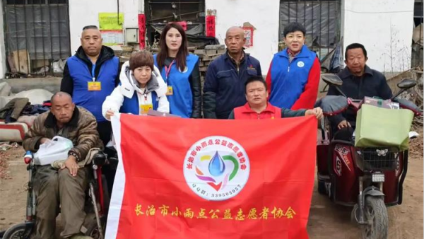 长治市小雨点公益志愿者协会思源分会看望两位特困人员赠送电动轮椅两辆最美残疾人李素春捐款400元