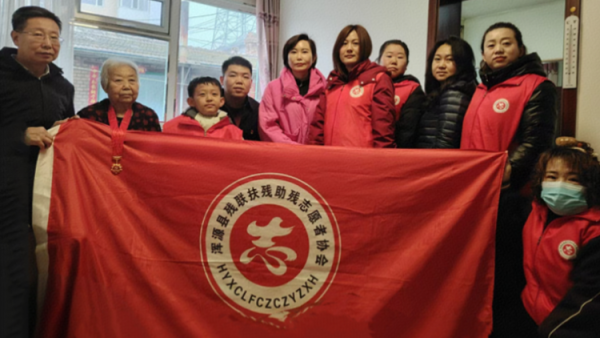 浑源县残联扶残助残志愿者协会开展学雷锋文明实践我行动活动慰问永安镇和顺社区老党员田奶奶