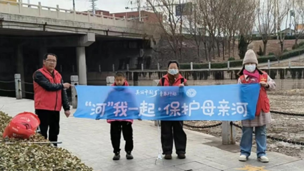志愿红映文峪河生态绿润文水城 文水县爱心帮扶志愿者协会志愿者在文峪河畔开展捡拾白色垃圾活动